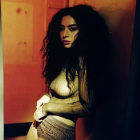 Después de una racha de éxito mediatico británica Charlotte Aitchison, conocida por su nombre artístico Charli xcx, cruza a una nueva disciplina artística.