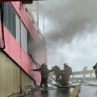 Los bomberos combatieron las llamas en este centro comercial del sur de Guayaquil.
