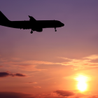 Referencial. Un avión comercial sobrevuela Texas, donde autoridades cerraron temporalmente el espacio aéreo tras la incursión de drones vinculados a cárteles mexicanos.