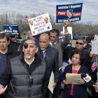 Personas durante una manifestación para exigir el fin de la detención de familias migrantes en Dilley, Texas (EE.UU.).
