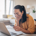 Referencial. Un ciudadano revisa operaciones en línea, en el contexto de las alertas del SRI sobre el uso fraudulento de su imagen para estafas tributarias