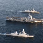 El portaaviones Charles De Gaulle (C) junto a los destructores Forbin (i) y Chevalier Paul (d) durante unas maniobras militares de la OTAN, en un lugar del Círculo Polar Ártico.