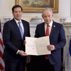 El primer ministro israelí, Benjamín Netanyahu, junto al secretario de Estado, Marco Rubio, mostrando el documento de adhesión a la Junta de la Paz, en Estados Unidos.
