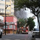 El incendio en las bodegas del centro comercial Multicomercio se ha extendido por más de diez horas.