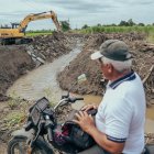 La maquinaria de la Prefectura del Guayas hace trabajos en zonas que se pueden inundar por las lluvias.