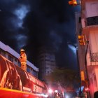 El humo invade varias cuadras de la zona del incendio en el edificio Multicomercio, en el centro de Guayaquil, la tarde de este miércoles 11 de febrero.