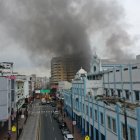 La columna de humo se extendió durante la tarde y fue visible desde varios puntos del centro y norte de Guayaquil.