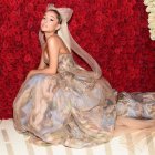Ariana Grande es una de las celebridades que constantemente luce lazos en sus outfits.