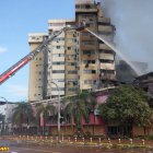 Los bomberos continúan trabajando por enfriar las estructuras.