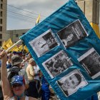Personas participan en una marcha por el Día de la Juventud este jueves, en Maracaibo (Venezuela).