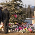 La gente trae flores y presenta sus respetos en una vigilia comunitaria en Tumbler Ridge el 12 de febrero de 2026.