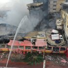 Afectación. Hasta pasadas las 16:00, el incendio en el edificio Multicomercio seguía activo. Aún había focos activos y bomberos y sus equipos en el sitio.