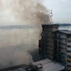 El denso humo cubría la zona del incendio en el edificio Multicomercio, en el centro de Guayaquil.