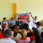 Moradores que residen en la avenida Cacique Tomalá se reunieron para organizarse para plantear acciones legales para defender sus bienes.