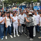 Fiorella Icaza (c.) estuvo en la marcha de apoyo a su esposo en Guayaquil.