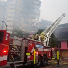 Los bomberos continúan sus labores en el sitio del incendio.