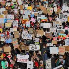 Personas sostienen un carteles durante una marcha contra el ICE el 30 de enero de 2026 en Mineápolis (EE.UU).