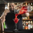 Aprender a elaborar cócteles junto a otros solteros es una de las propuestas que se llevan a cabo en la capital.