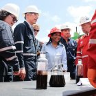 La presidenta encargada, Delcy Rodríguez (c), junto al secretario de Energía de EE.UU., Chris Wright (c-i), en una de las plantas que opera Chevron en Venezuela.