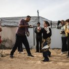 Actividad. Niñas y jóvenes palestinas asisten a una sesión de entrenamiento de boxeo entre tiendas.