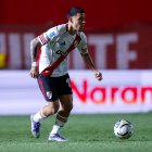 Kendry Páez de River controla el balón, en un partido de la Liga de Argentina entre Argentinos Jrs.