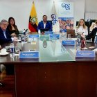 El presidente del CPCCS, Andrés Fantoni (c), convocó a los consejeros a la sesión virtual.