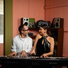 La obra propone un retrato de la pareja moderna a través de diálogos inteligentes y cargados de ironía.