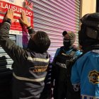 Las autoridades retiraron armas blancas y licor sin registro sanitario durante los controles ejecutados la noche del viernes.