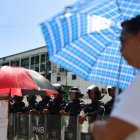 Integrantes de la Policía Nacional Bolivariana de Venezuela custodian durante una huelga de hambre de familiares de presos políticos este sábado, frente al centro penitenciario Zona 7 en Caracas (Venezuela). Familiares de presos políticos en Venezuela se unieron a una huelga de hambre iniciada por los detenidos, tras la liberación de 17 personas, incluidos sindicalistas y dos jóvenes con autismo. EFE/ Miguel Gutiérrez