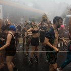 Personas participan en el desfile de la comparsa callejera Fanfarra Manada este sábado, en Sao Paulo (Brasil). Desde el amanecer, cientos de miles de personas se tomaron las calles de las principales ciudades de Brasil para celebrar el Carnaval, la fiesta más grande del país, en coloridas y ruidosas comparsas. EFE/ Isaac Fontana