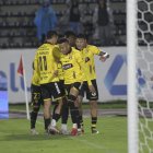 Sergio Núñez (d), otro de los refuerzos extranjeros del Ídolo, anotó el gol de la victoria.