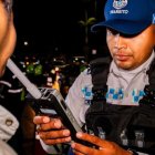 Los agentes de tránsito realizan operativos a conductores.