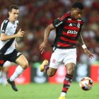 Gonzalo Plata (d) en el Campeonato Carioca con la camiseta de Flamengo.