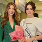 Mara Topic (izquierda) y Fátima Bosch (derecha) en Ecuador durante la llegada de la mexicana al aeropuerto de Quito.