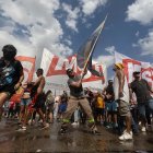 Buenos Aires. Una persona sostiene una bandera, durante la fuerte protesta que se dio el pasado miércoles.