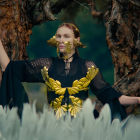 Con un vestido trabajado en crochet y diseñado por Lía Padilla.