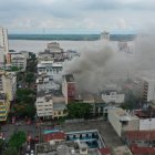 El incendio ha dejado al menos tres locales afectados.
