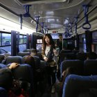 Servicio. Para los usuarios, el transporte público desde la terminal aérea es una opción más económica que un taxi, cuyo costo sobrepasa los $ 20 .