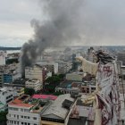 Durante el mediodía, gran parte del centro fue cubierto por un humo negro
