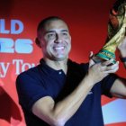 David Trezeguet como embajador FIFA y el trofeo de la Copa Mundial 2026.