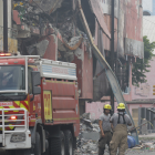 Bomberos han intervenido en el edificio Multicomercio por varios días.