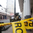 La Policía Nacional y Fuerzas Armadas acordonaron las cuadras cercanas al edificio Multicomercio en el centro de Guayaquil.