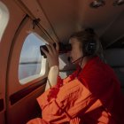 El Coordinador Táctico de la Iniciativa Piloto Humanitaria (HPI) escanea el océano con un par de binoculares durante una misión de patrullaje el 22 de enero de 2025.