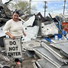 La copropietaria de Recyco Vanessa Gallego Luján, ordenando material de reciclaje durante una entrevista para con EFE en Tucson (EE.UU.).