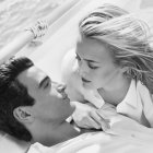 Paul Anthony Kelly como JFK Jr. y Sarah Pidgeon como Carolyn Bessette