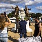Una estatua que representa al presidente Donald Trump y a Jeffrey Epstein regresó al National Mall en Washington D.C., el 2 de octubre de 2025. Es una obra de arte de protestas.