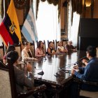 Varios concejales de Guayaquil reunidos en el Salón de la Ciudad.