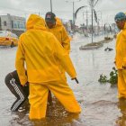 En Salinas el personal municipal destapa las alcantarillas del sistema pluvial para evacuar el agua estancada en algunas calles