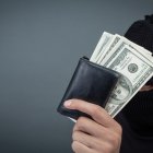 La norma prohíbe que personas naturales o jurídicas, ajenas al sistema financiero nacional, realicen captación de dinero del público u ofrezcan créditos.