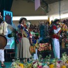 Las nuevas y las viejas generaciones participan en las danzas del conocido ritual.